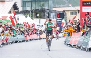 Isaac del Toro celebra su victoria en la cuarta etapa de la Vuelta de Austria.