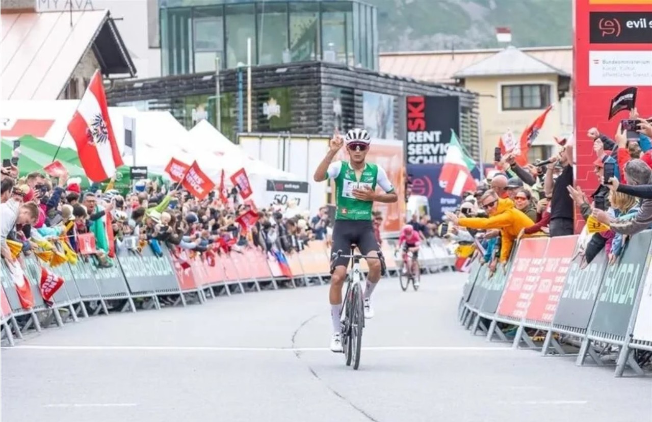 Isaac del Toro celebra su victoria en la cuarta etapa de la Vuelta de Austria.