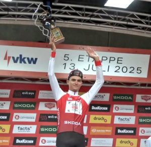 Isaac del Toro celebrando su victoria en el Tour de Austria.