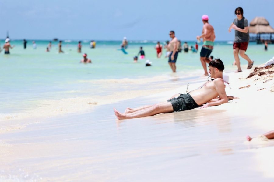 Playa Norte de Isla Mujeres, limpia y lista para los turistas.