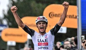"Isaac del Toro celebrando su victoria en el Tour de Austria."