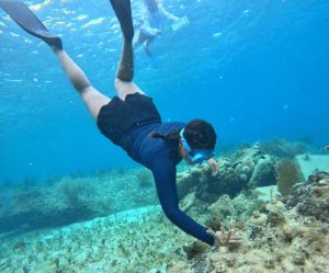 Jóvenes Voluntarios en Acción: Estudiantes realizan labores de limpieza en el arrecife de corales.