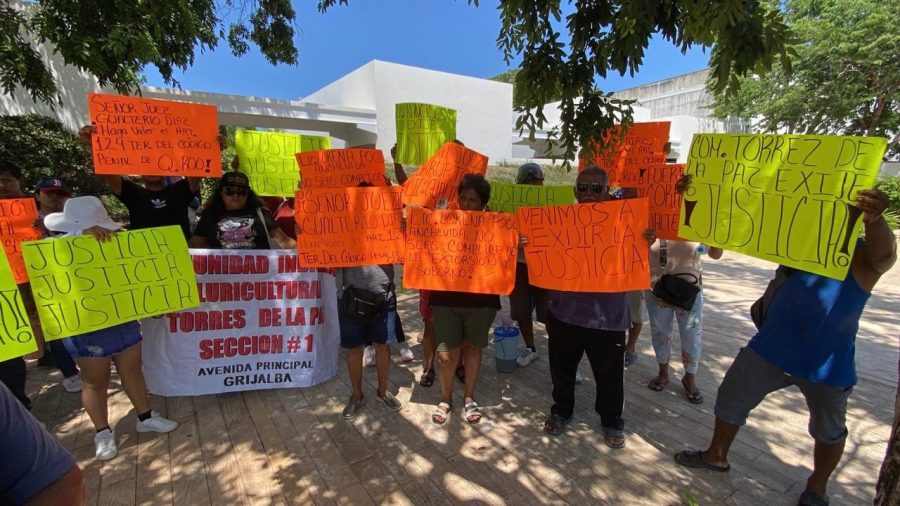 Vecinos protestando frente al juzgado de Playa del Carmen.