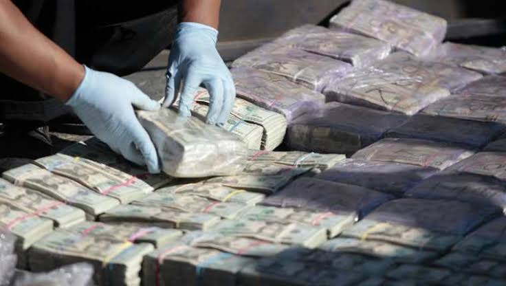 Billetes apilados, representando el flujo de dinero en remesas.