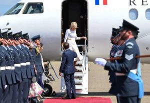 "Brigitte y Emmanuel Macron llegando a Londres."