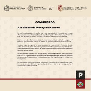 Escombros de la malla sombra colapsada en la alberca de la Unidad Deportiva Riviera Maya.