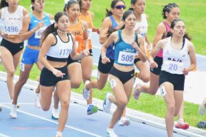 Sofía Soberanis celebrando su medalla de plata en jabalina en Apizaco, Tlaxcala.