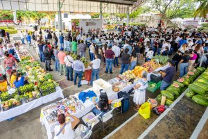 Autoridades y productores cortan el listón inaugural del "Mercado de la Prosperidad Compartida" en Tulum.