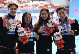 Atletas mexicanos celebran su victoria en el podio del Campeonato Mundial de Singapur.