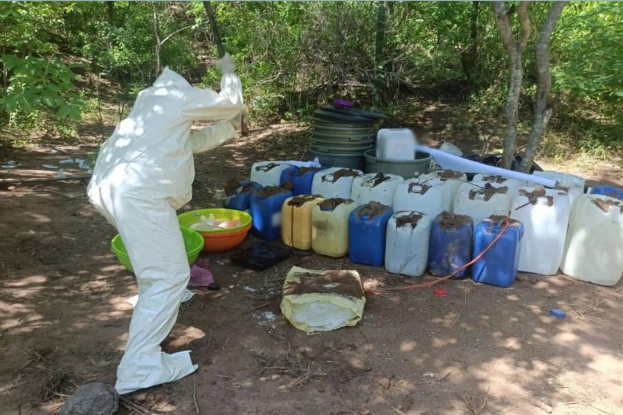 Elementos del Ejército Mexicano aseguran un narcolaboratorio clandestino en Sinaloa.