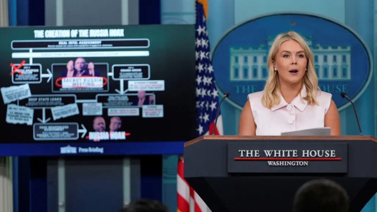 Karoline Leavitt durante la conferencia de prensa.