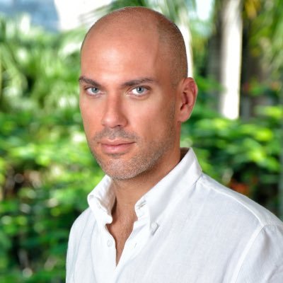 Eugenio Barbachano critica y denuncia edificios ilegales en Tulum.