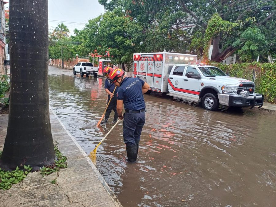 Personal de Servicios Públicos limpia alcantarillas durante el Operativo Tormenta.