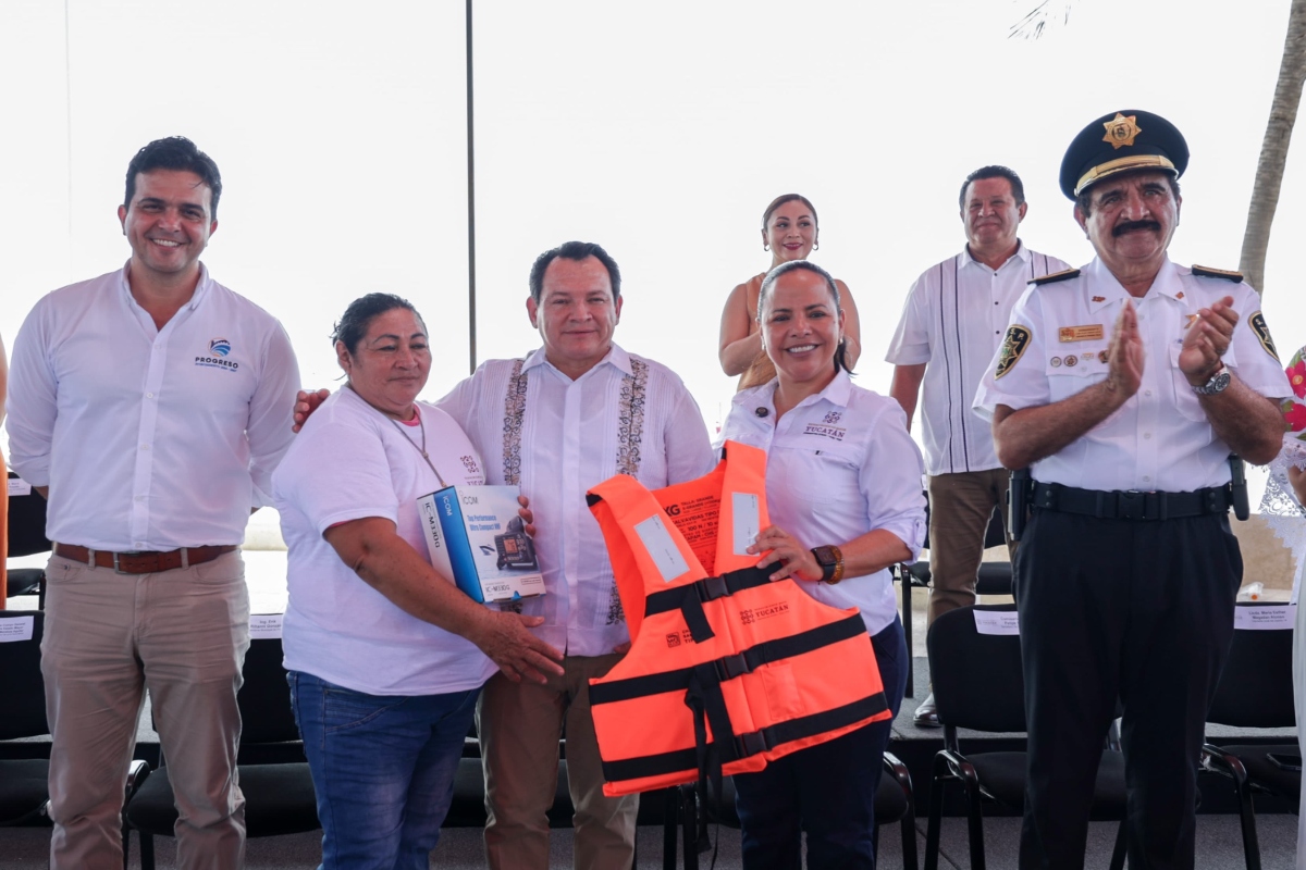 El gobernador Joaquín Díaz Mena entrega chalecos salvavidas a pescadores en el puerto de Progreso, Yucatán.