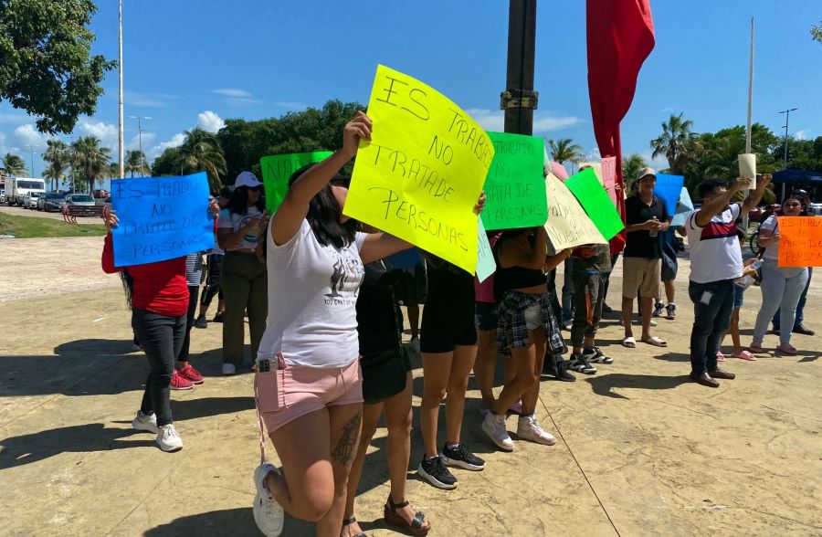 Trabajadores del sector de bares y cantinas se manifiestan frente al Palacio de Gobierno en Chetumal.