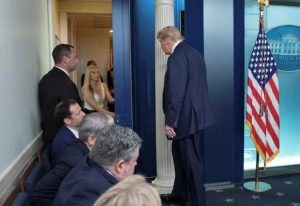 Juez federal Joseph Laplante durante la audiencia.