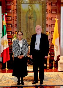 La Secretaria Rosa Icela Rodríguez y Monseñor Paul Richard Gallagher se dan la mano en la Nunciatura Apostólica.