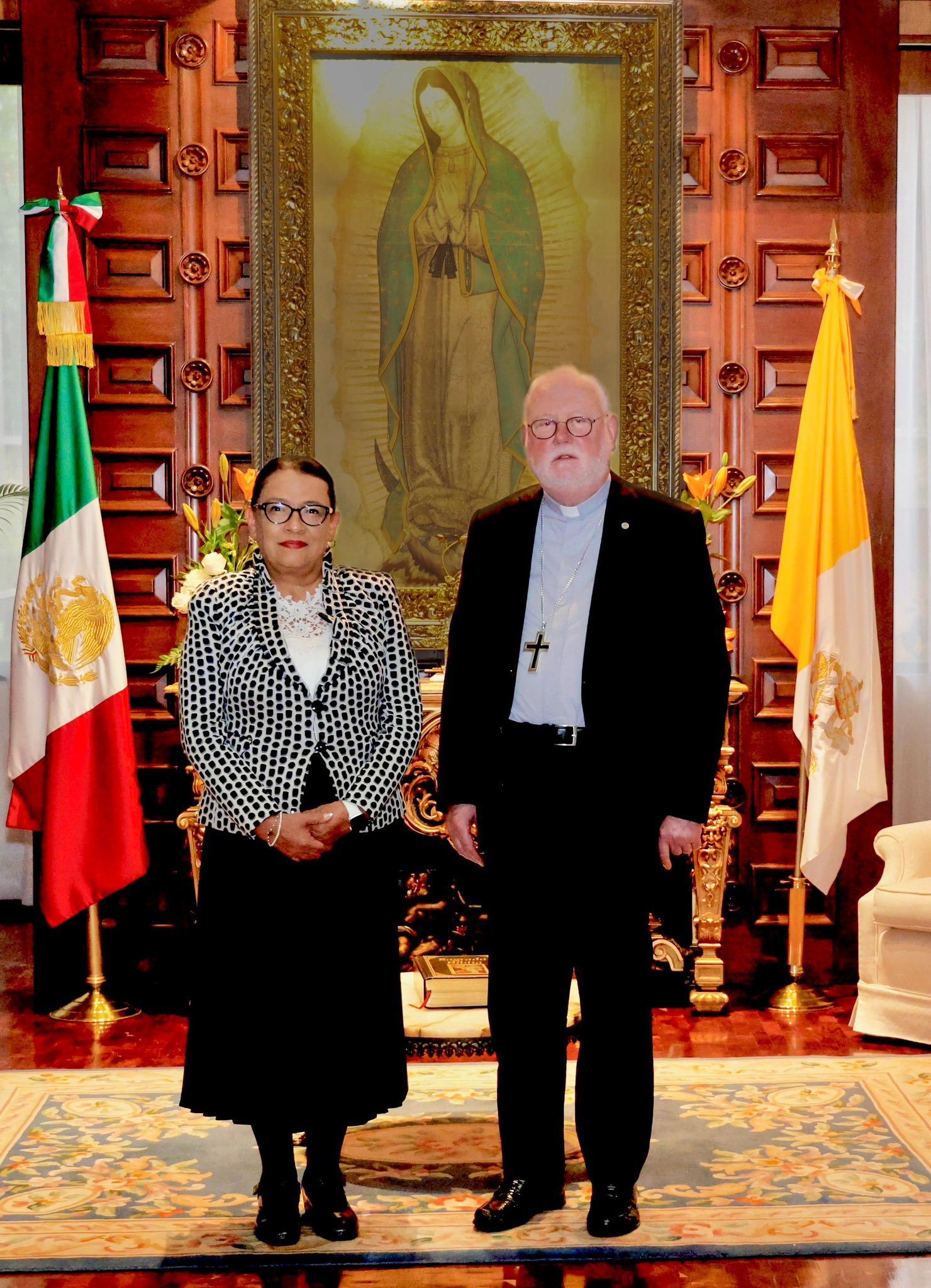 La Secretaria Rosa Icela Rodríguez y Monseñor Paul Richard Gallagher se dan la mano en la Nunciatura Apostólica.