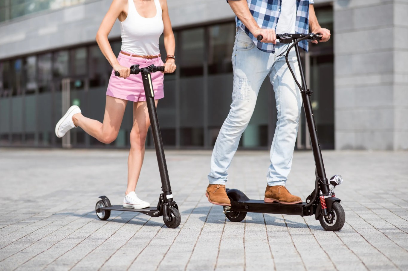 "Scooters y bicicletas eléctricas, una nueva forma de transporte en Playa del Carmen."