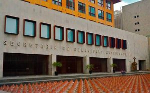 Canciller Juan Ramón de la Fuente anuncia las nuevas facilidades para los connacionales.