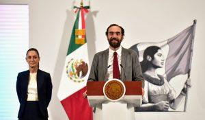 Maquinaria pesada trabaja en la construcción de terraplenes para una nueva vía férrea.