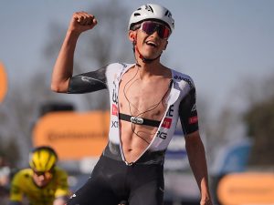 Isaac del Toro celebrando su victoria en la Clásica Terres de L'Ebre.