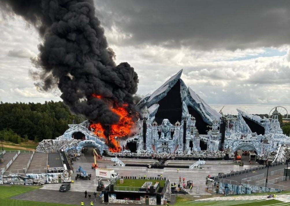 Columnas de humo se elevan desde el escenario principal de Tomorrowland en Bélgica.