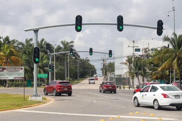 Equipos de construcción trabajan en el Boulevard Colosio, afectando el tráfico nocturno.