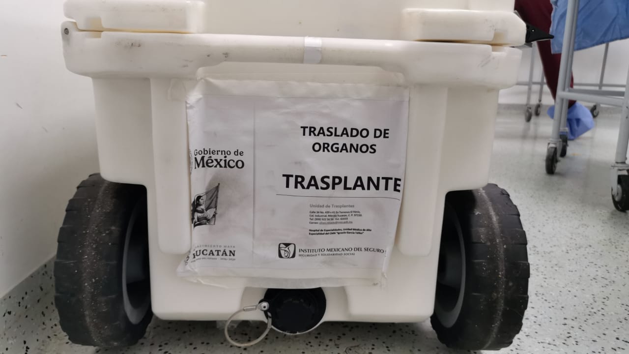 Equipo médico del IMSS Quintana Roo durante una procuración de órganos.