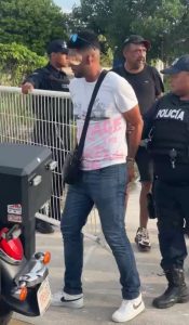 Agentes de la Policía Municipal y Guardia Nacional deteniendo a presuntos extorsionadores en la Feria del Carmen 2025.
