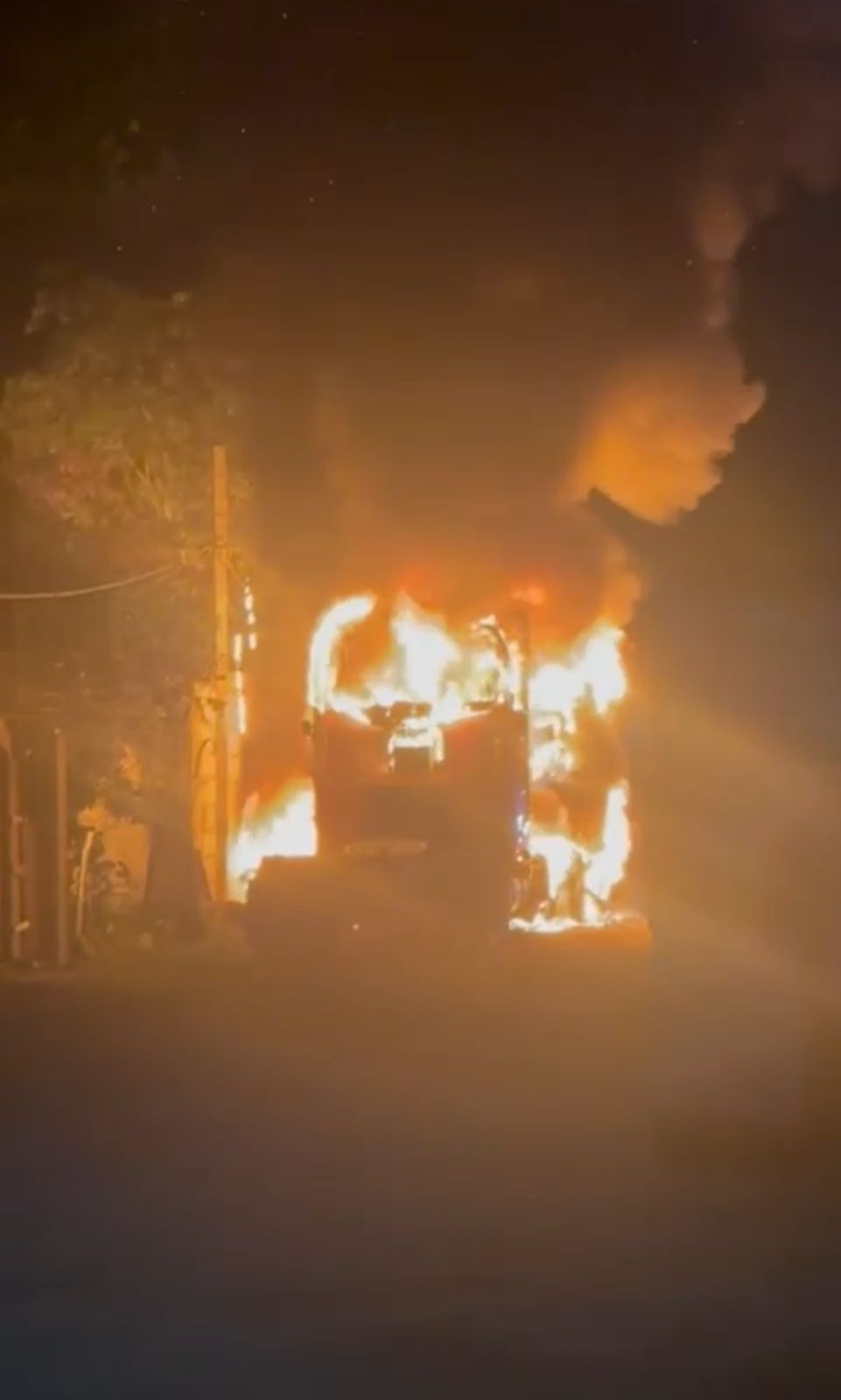 Un incendio intencional en Playa del Carmen consume dos tráileres. La violencia en Playa del Carmen se eleva por sospechas de extorsión.