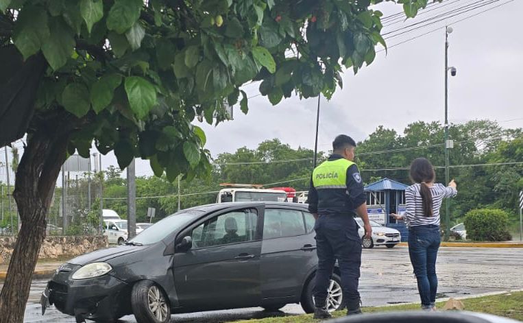 Accidente en Playa del Carmen por pavimento mojado deja una lesionada. El incidente subraya la necesidad de reforzar la seguridad vial en Playa del Carmen.