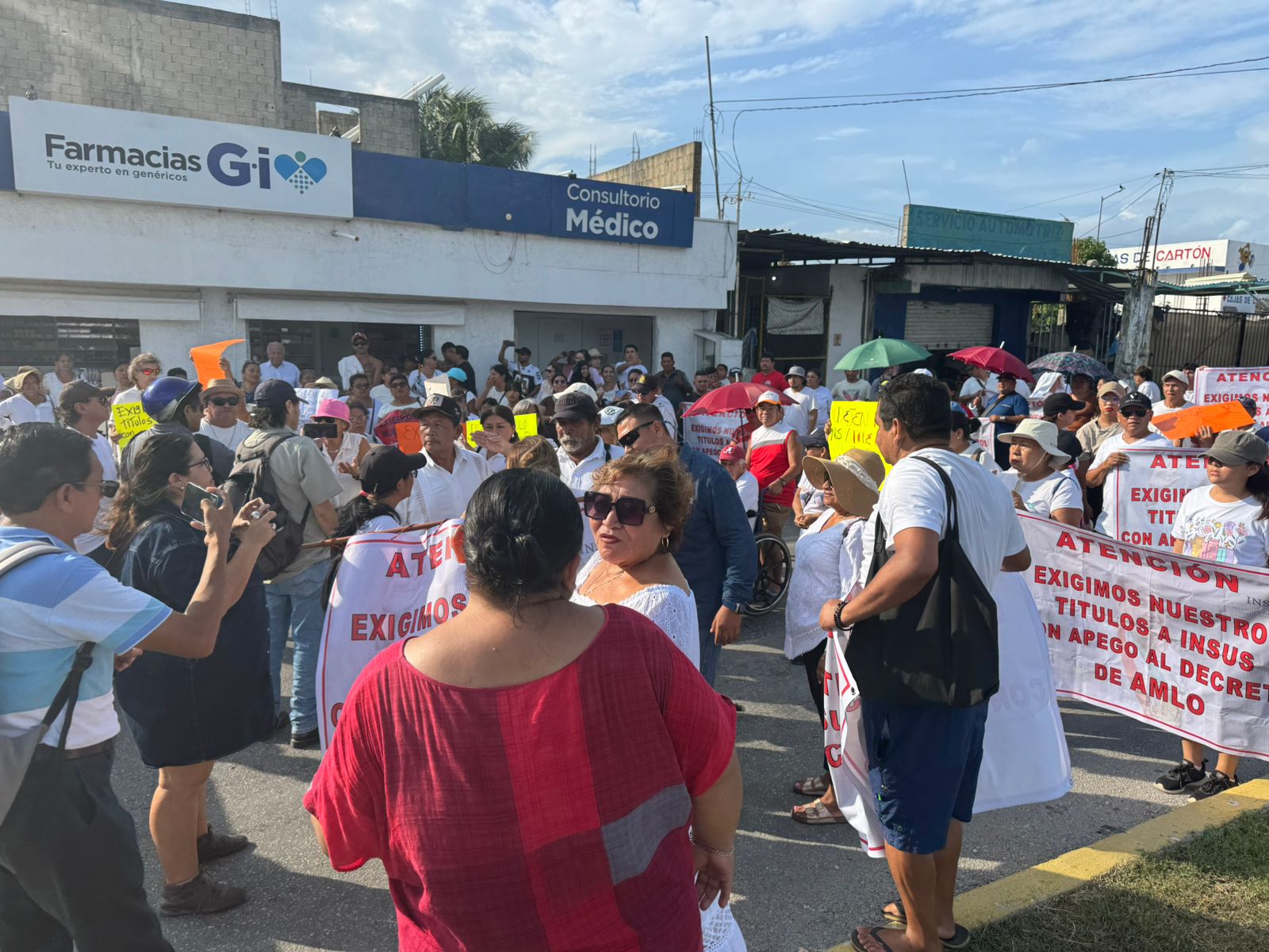 Colonos de la Colosio en Playa del Carmen protestan. Bloquean carretera por altos cobros del Insus en la regularización de la Colosio, pese a decreto de AMLO.
