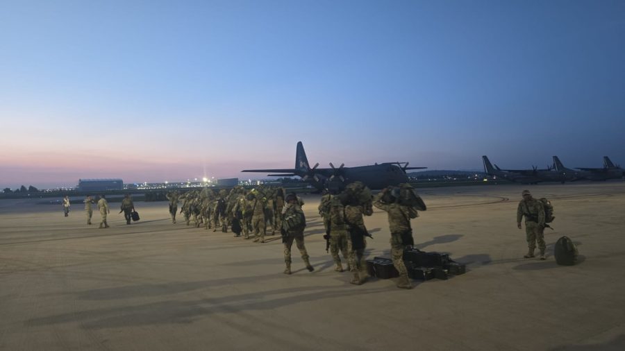 Elementos de la Brigada de Fusileros Paracaidistas llegando al Aeropuerto Leobardo C. Ruiz.
