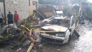 Calles cubiertas de lodo en la colonia La Martinica tras la intensa lluvia.