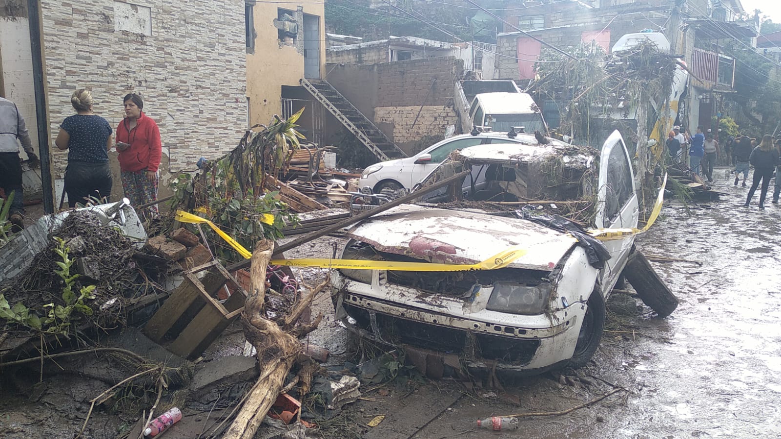 Calles cubiertas de lodo en la colonia La Martinica tras la intensa lluvia.
