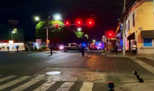 Una camioneta de la policía acordonando la Avenida Zaragoza, lugar del lamentable suceso.