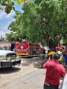 Bomberos en el sitio de la explosión de Playa.