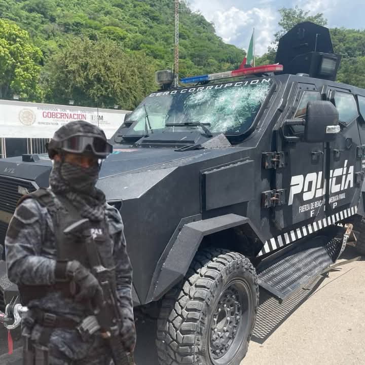 Elementos de seguridad federales y estatales se despliegan para reforzar la frontera de Chiapas con Guatemala.