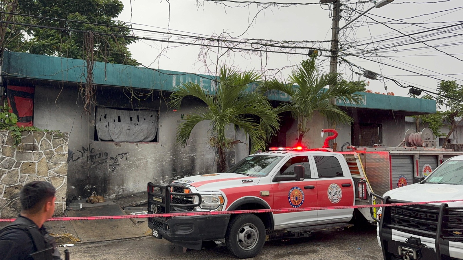 El antiguo hospital de Cancún envuelto en llamas, foco de la tragedia.