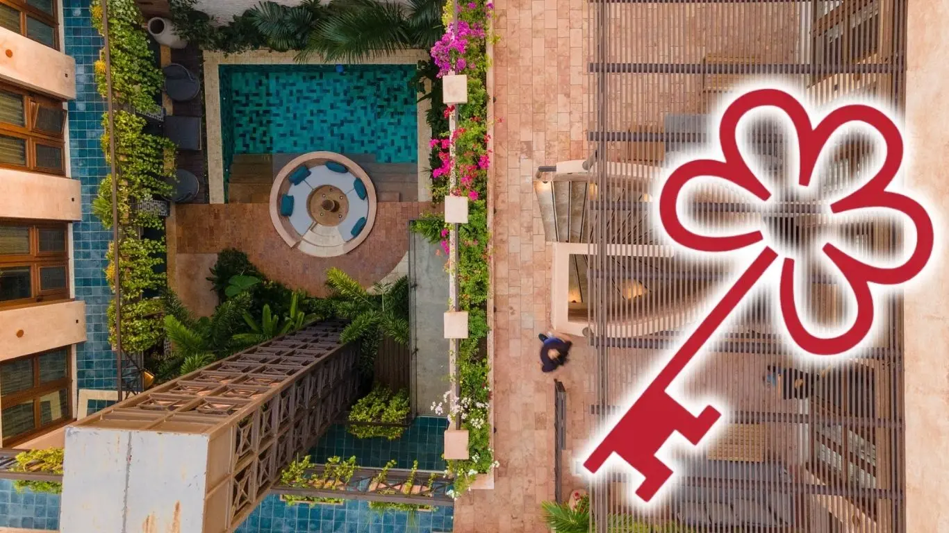 Placa de la Llave Michelin, sello de excelencia para el destino con Llaves Michelin.