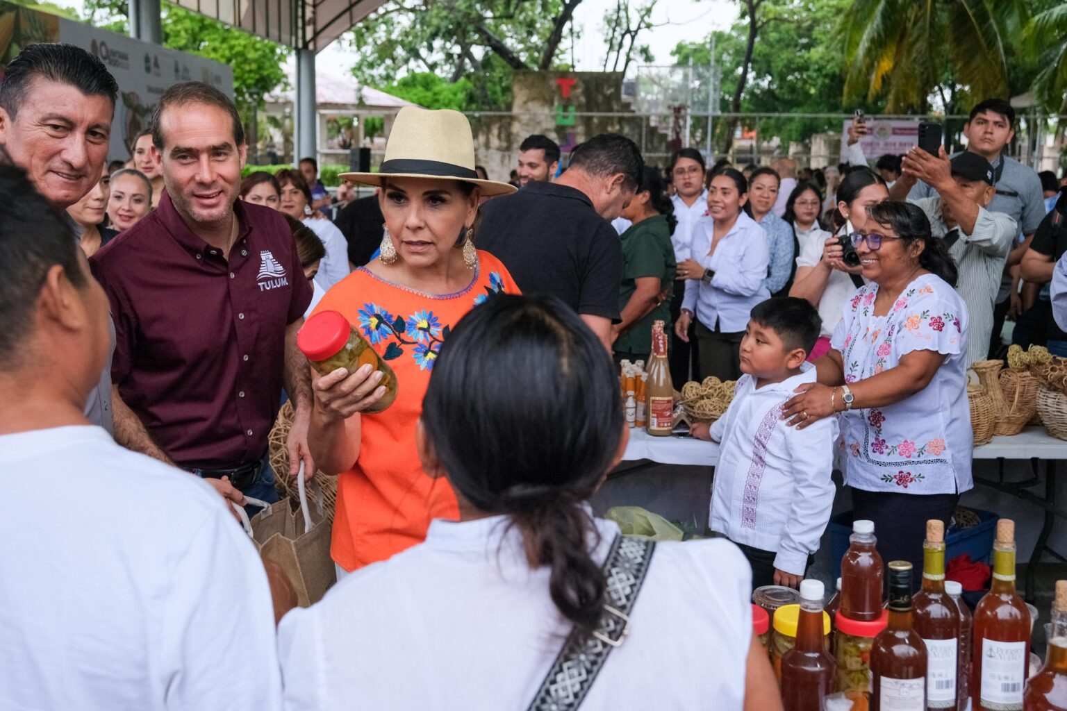 La gobernadora Mara Lezama Espinosa recorriendo los módulos del Mercado de la Prosperidad Compartida en Tulum.