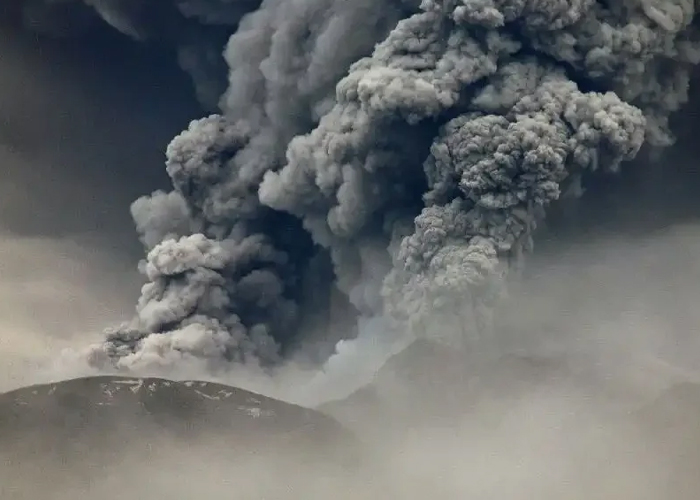 El volcán Kliuchevskói en erupción, mostrando la actividad geológica en Rusia.