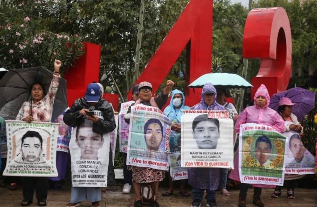 La impunidad en Ayotzinapa se agudiza. La renuncia del fiscal Rosendo Gómez genera fricciones entre gobierno y familias de víctimas.