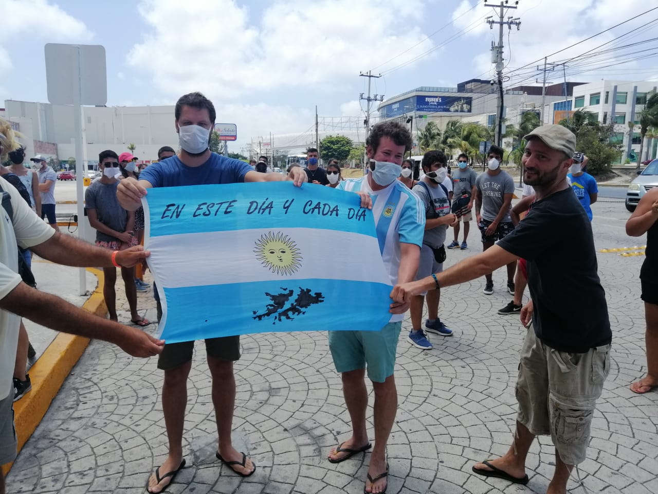 La migración argentina a Quintana Roo sube en 70 mil personas en el primer cuatrimestre de 2025. La cifra se debe a la crisis económica de Argentina.