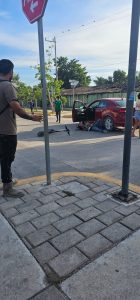 Paramédicos atienden al joven herido en el lugar del accidente.
