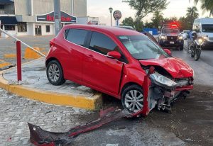 El vehículo chocado muestra los daños en la parte delantera.