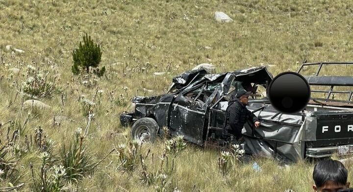 Una ambulancia de la Cruz Roja transporta a los lesionados a un hospital cercano en Toluca.