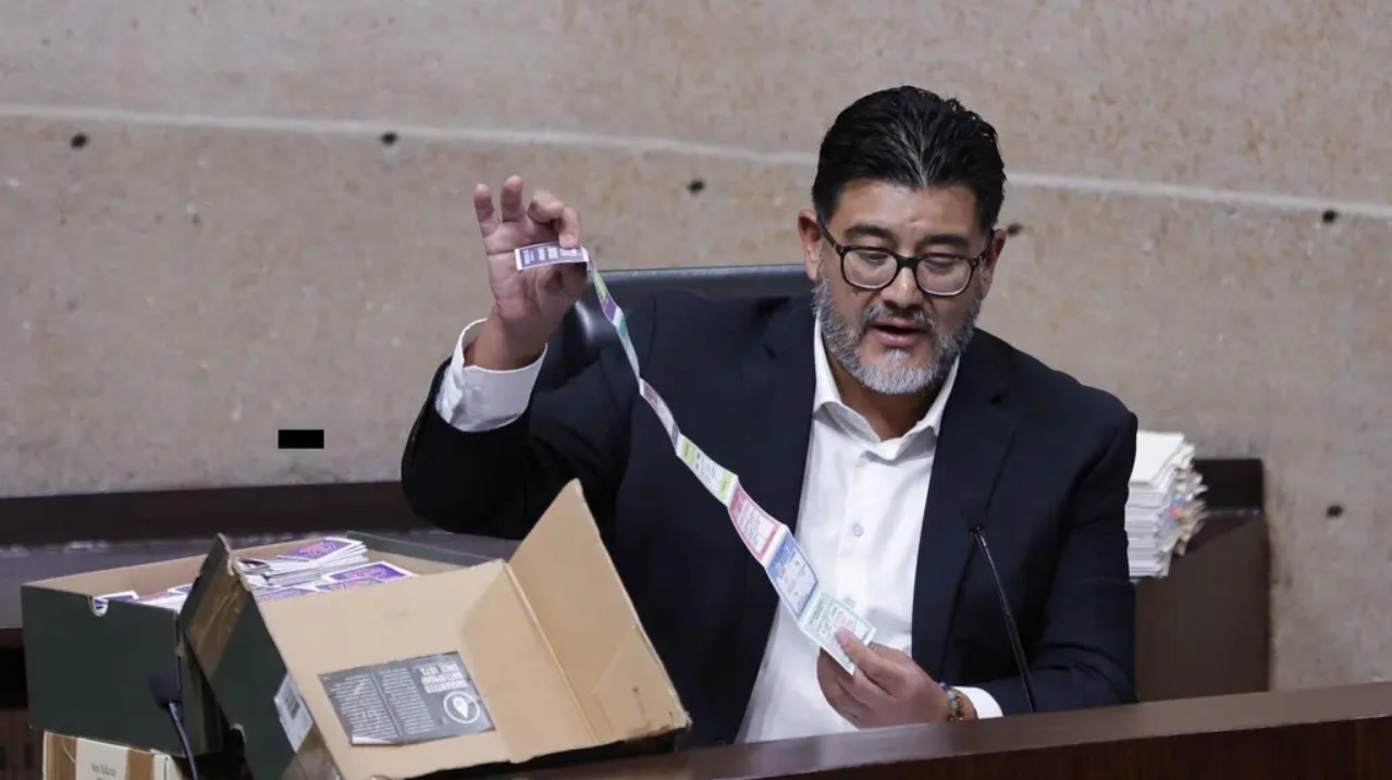 Los magistrados del TEPJF debaten la validez de los acordeones como prueba.