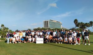 Participantes de ACOTUR se preparan para competir en la segunda edición del torneo de golf.